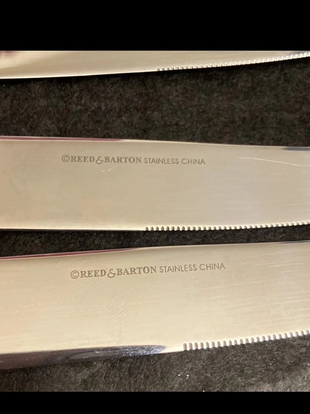 Reed & Barton Logo Stainless Lot of 4 Flatware Knives Set 9.5 Length.